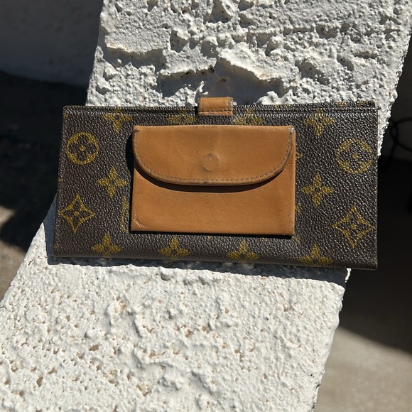 Vintage Louis Vuitton checkbook wallet. - Picture 3 of 17